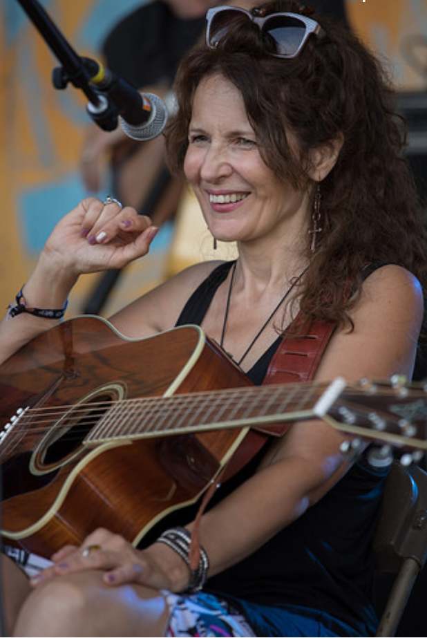 Laurie Kerr live set closeup